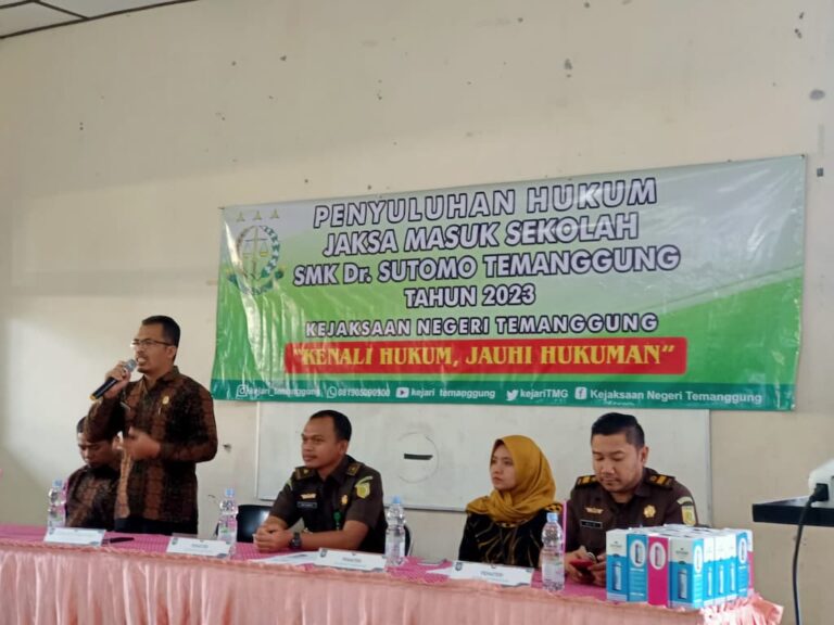 Kejaksaan Temanggung hadir di SMK Dr. Sutomo Temanggung memberikan kuliah umum tentang hukum dalam rangka program jaksa masuk sekolah