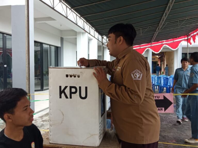 Siswa SMK Dr. Sutomo Praktik Demokrasi melalui Pemilihan Ketua OSIS