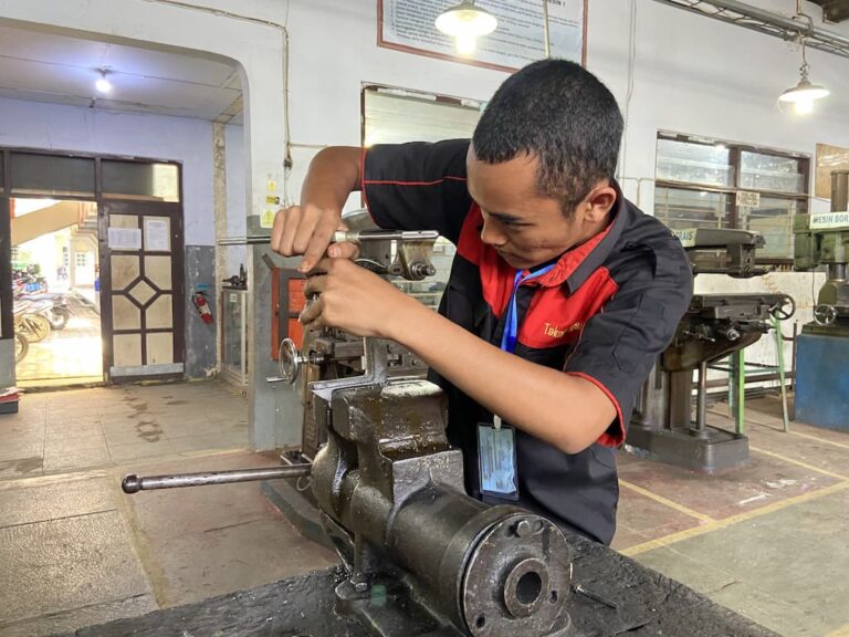 Seorang Siswa SMK Dr. Sutomo Temanggung Jurusan Teknik Pemesinan sedang praktik pada mesin